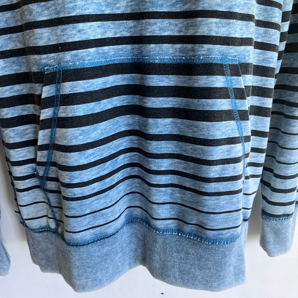 On the Byas pull over lite weight hoodie with front pouch pockets, mens medium - Picture 2 of 5